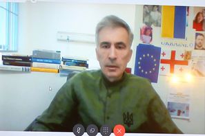 Georgiens tidigare president Micheil Saakasjvili i en domstolsförhandling via videolänk 2023. Foto: Irakli Gedenidze/pool photo via AP/TT