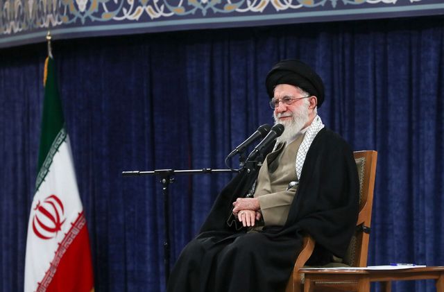 Irans högste ledare ayatolla Ali Khamenei sade i ett tal till studenter under torsdagen att Iran inte vill samtala med ”mobbarstater”. Foto: Ayatolla Ali Khameneis kansli via AP/TT