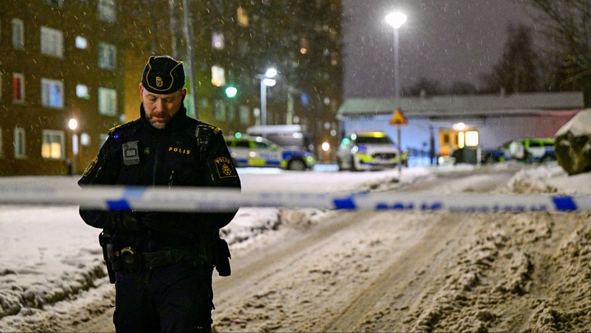 Poliser på plats efter lördagens skjutning i ett bostadsområde i Hovsjö i Södertälje. Foto: MAGNUS LEJHALL/TT