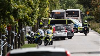 Skolbussar på plats vid Källebergsskolan i Eslöv under torsdagen efter att en lärare knivhöggs av en 15-årig elev. Foto: Johan Nilsson / TT