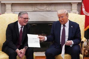 Storbritanniens premiärminister Keir Starmer tillsammans med USA:s president Donald Trump i Vita huset i februari i år.  Carl Court/AP/TT