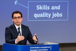 EU:s industrikommissionär Stéphane Séjourné på en presskonferens i Bryssel i januari. Arkivfoto. Foto: Geert Vanden Wijngaert/AP/TT