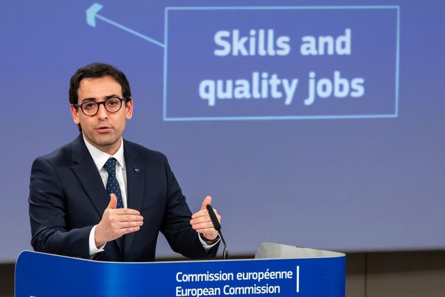 EU:s industrikommissionär Stéphane Séjourné på en presskonferens i Bryssel i januari. Arkivfoto. Foto: Geert Vanden Wijngaert/AP/TT