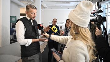 Den avgående VD:n svarar på frågor efter att ha varit märkligt frånvarande en period. Foto: Christine Olsson/TT 