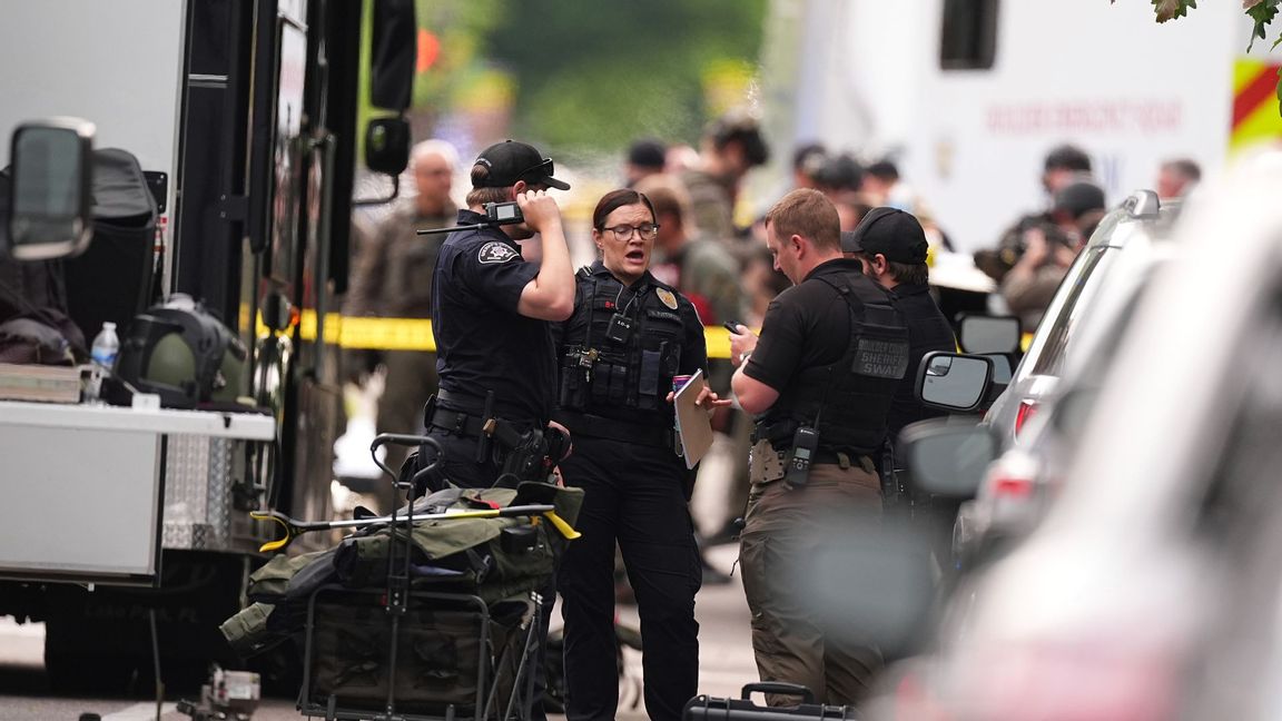 Polis vid Pearl Street Mall efter söndagens attack där en egyptisk man kastade molotovcocktails på judiska demonstranter. Foto: David Zalubowski/AP/TT