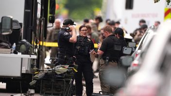 Polis vid Pearl Street Mall efter söndagens attack där en egyptisk man kastade molotovcocktails på judiska demonstranter. Foto: David Zalubowski/AP/TT