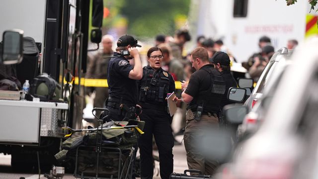 Polis vid Pearl Street Mall efter söndagens attack där en egyptisk man kastade molotovcocktails på judiska demonstranter. Foto: David Zalubowski/AP/TT