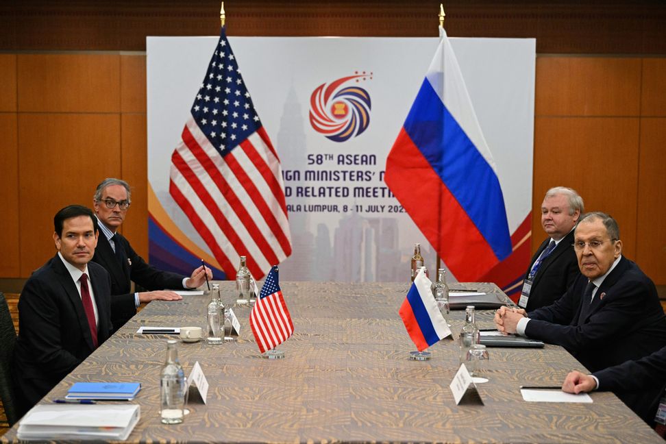 USA:s utrikesminister Marco Rubio till vänster och Rysslands dito Sergej Lavrov till höger. Foto: Mandel Ngan/AP/TT