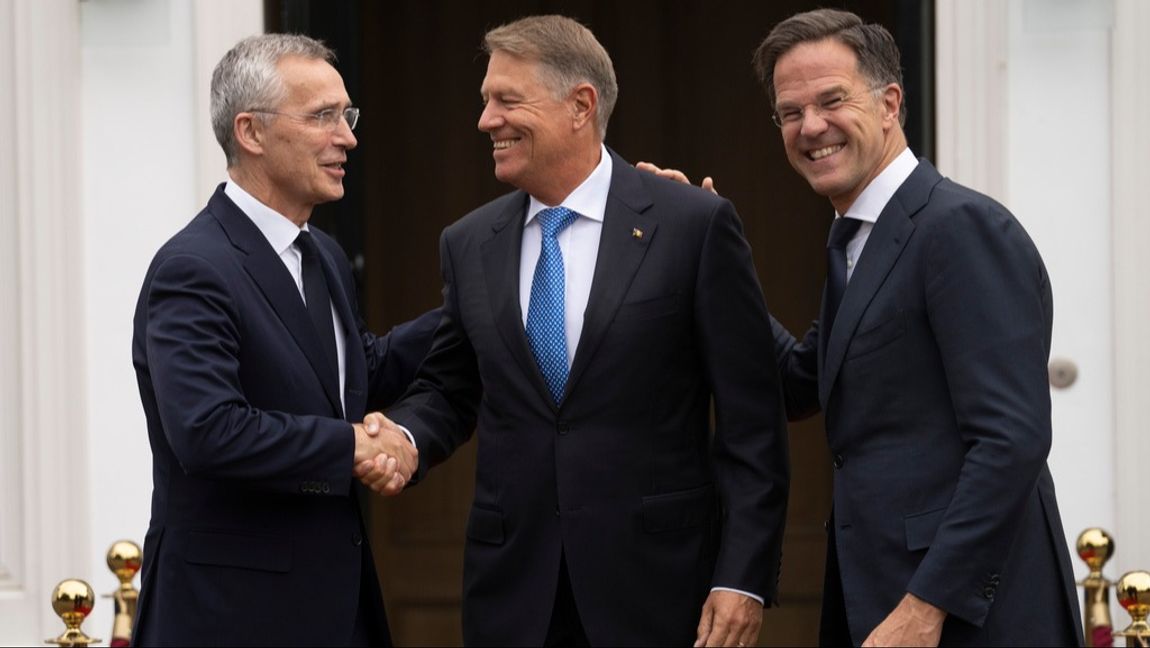 Natos avgående generalsekreterare Jens Stoltenberg tillsammans med Rumäniens president Klaus Iohannis och Nederländernas premiärminister Mark Rutte i fjol. Foto: Peter Dejong/AP/TT