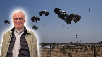 Israelisk matleverans till sina folkmordsoffer. Foto: Abdel Kareem Hana / TT