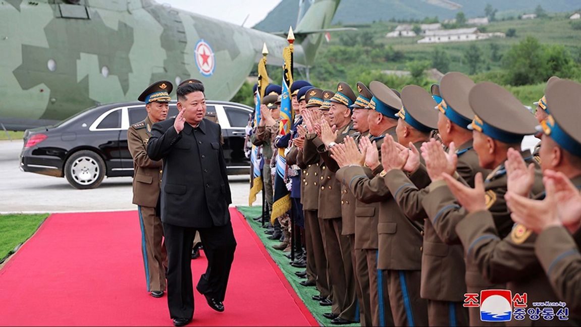 Nordkoreas diktator Kim Jong-Un hälsar sina trupper. Arkivbild. Foto: Korea News Service/AP