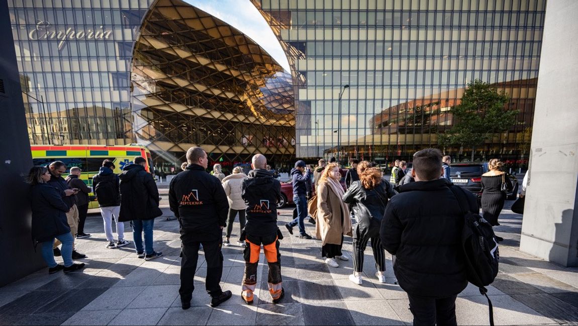 Besökare tvingades fly från köpcentret när skotten avlossades. Foto: Johan Nilsson/TT (arkivbild)