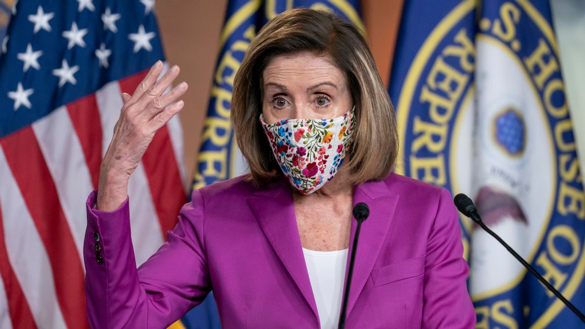 Nancy Pelosi, demokrat och talman i USA:s representanthus, meddelar att kammaren i början av veckan kommer att rösta för att uppmana vicepresident Mike Pence att avsätta president Donald Trump. Foto: J Scott Applewhite/AP/TT