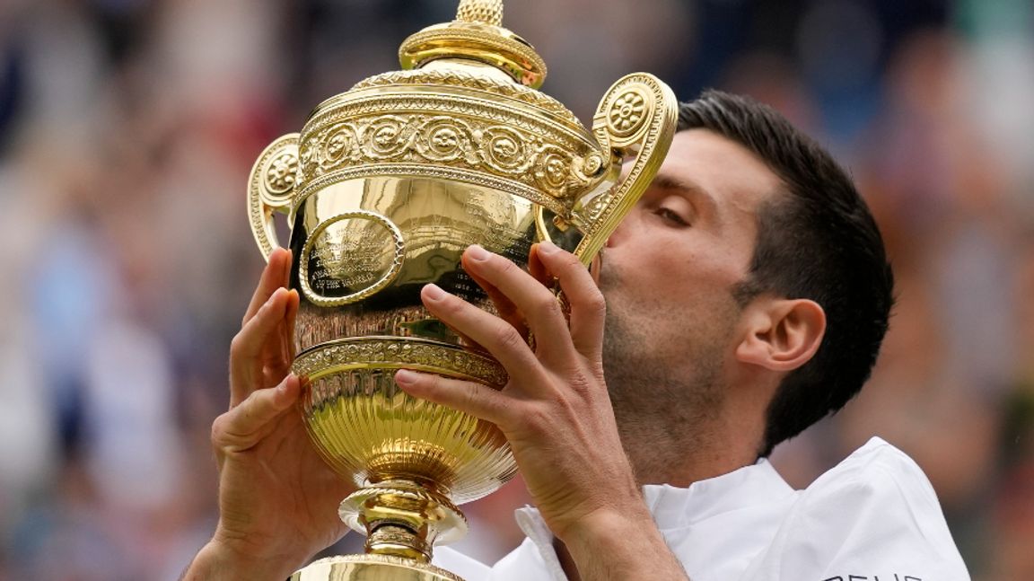 Novak Djokovic kysser pokalen efter söndagens Wimbledon-vinst. Foto: Kirsty Wigglesworth (TT) 