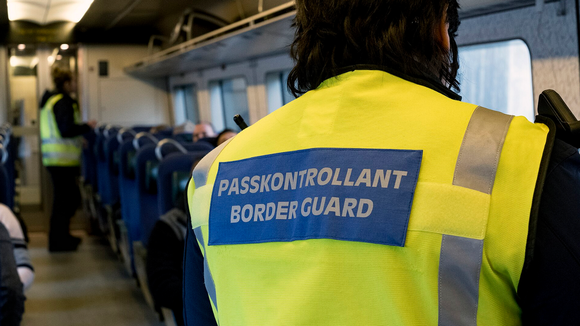 En passkontrollant utför gränskontroll ombord på ett Öresundståg. EU-kommissionen uppmanar nu Sverige att fasa ut kontrollerna. Foto: Johan Wessman / News Oresund, CC BY 2.0, via Wikimedia Commons