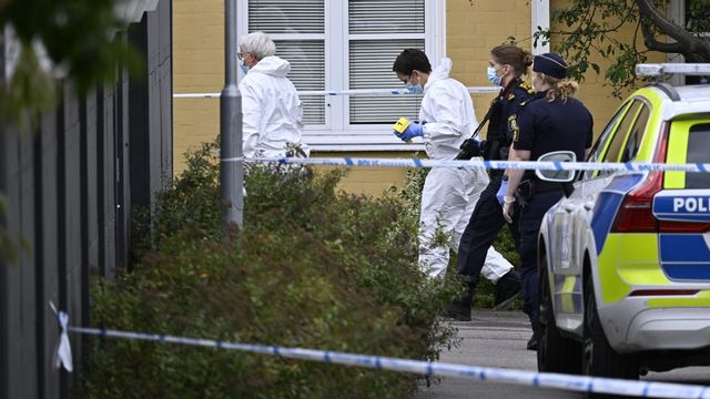 Polis, kriminaltekniker och specialsökhund på plats på Annerovägen på Dalhem i Helsingborg på måndagen efter en skottlossning. En person skall enligt polisens hemsida skjutits i en bil. Foto: Johan Nilsson / TT
