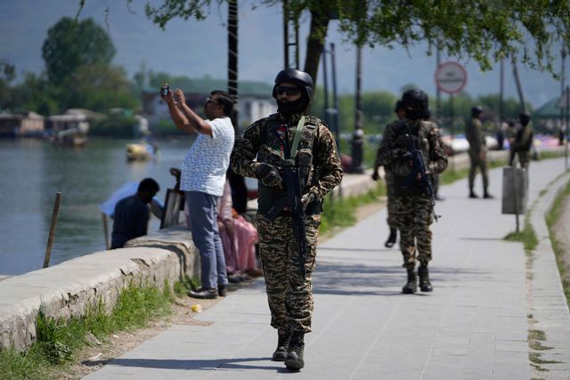 Indiska soldater patrullerar vid sjön Dal i Srinagar i indiska Kashmir. Häromdagen sköts 26 människor till döds i området. Foto: Mukhtar Khan/AP/TT