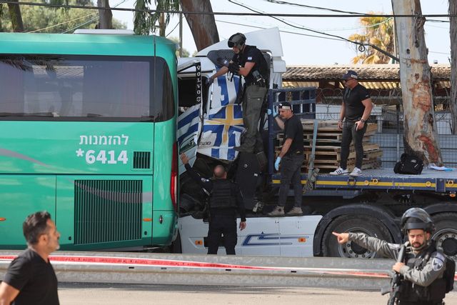 Israelisk polis på plats norr om Tel Aviv vid den misstänkta terrorattacken. Jack Guez/AFP/TT