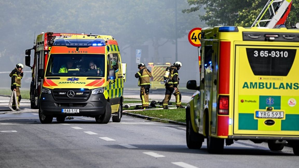 Ambulanser blir stående på grund av personalbrist när nya regler om dygnsvila införs 1 oktober. Arkivbild. Foto: Johan Nilsson/TT