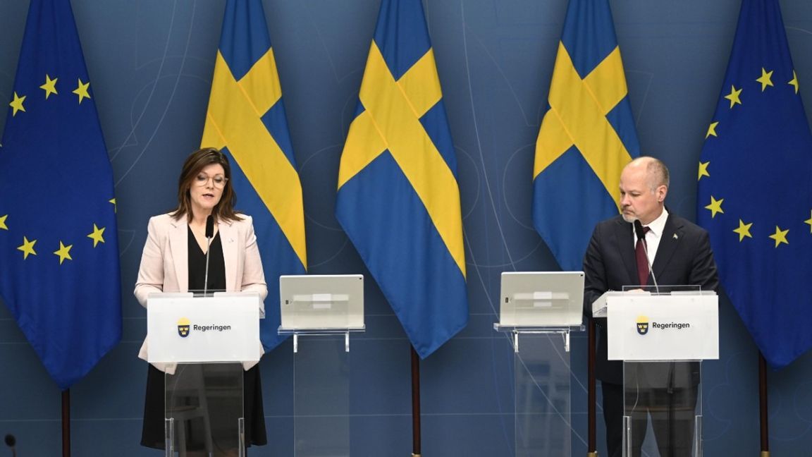 Eva Nordmark och Morgan Johansson under regeringens pressträff angående mäns våld mot kvinnor. Foto: Fredrik Sandberg /TT