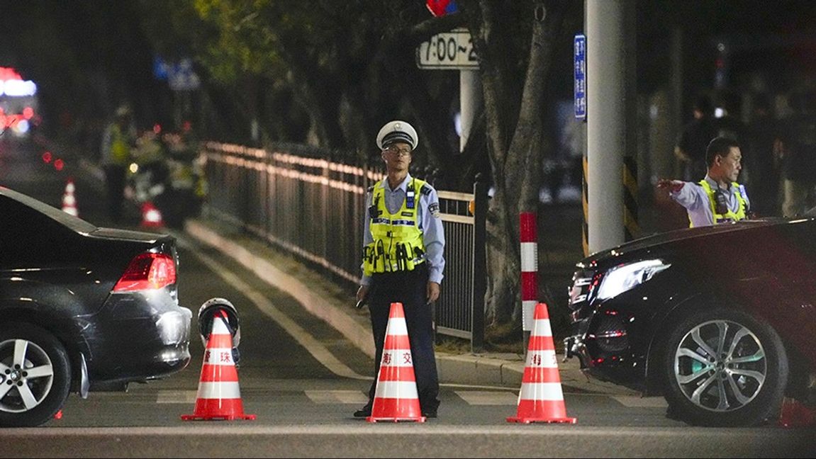 En säkerhetsvakt i närheten av platsen för dådet i Zhuhai, Kina. Foto: Kyoto News via AP/TT