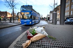 Minnesplats efter bussolyckan där tre personer omkom under fredagseftermiddagen. Foto: Christine Olsson/TT