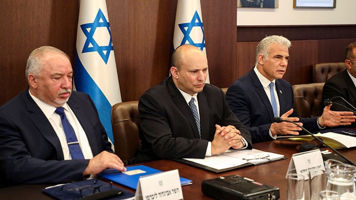 Israels finansminister Avigdor Liberman, tidigare premiärministern Naftali Bennett och tillfällige premiärministern Yair Lapid vid gårdagens möte. Foto: Gil Cohen-Magen/AP/TT