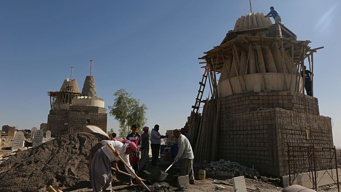 Yazidier i Irak återuppbygger ett tempel i utkanterna av Mosul som förstörts av terrorgruppen IS. Arkivbild. Foto: Khalid Mohammed/AP/TT