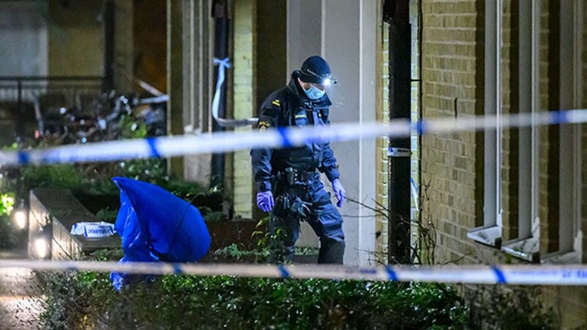 Polis arbetar på brottsplatsen på nyårsnatten. Bild: Johan Nilsson / TT 