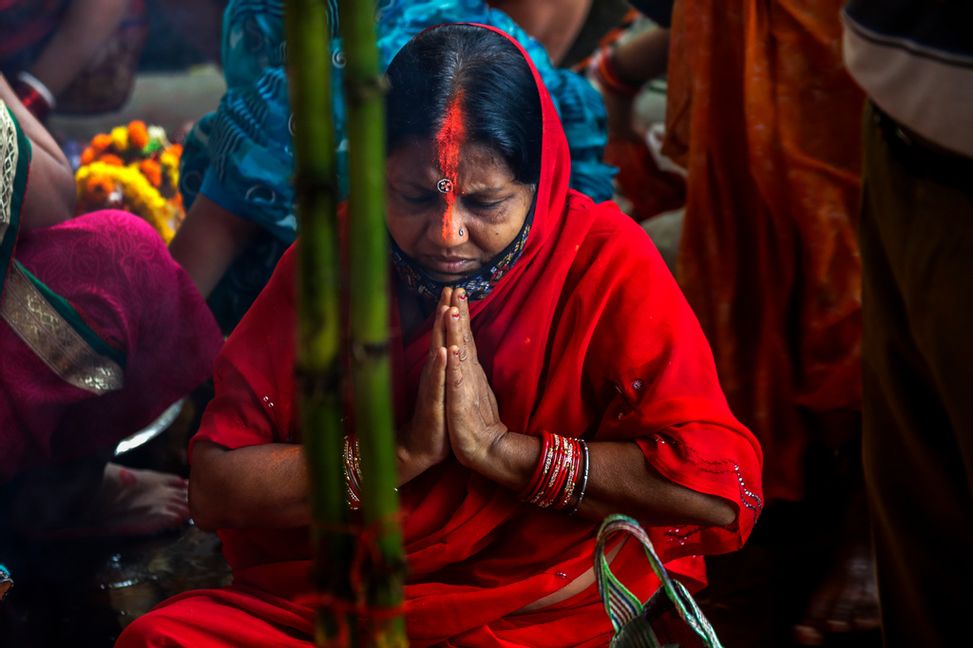 En kvinna utför en ritual under hindufestivalen Jivitputrika. Arkivbild från 2021. Bikas Das/AP/TT