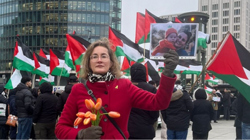 Den tyska politikern Karoline Preisler (FDP) under en pro-palestinsk demonstration. Foto: @NoaMagid/X