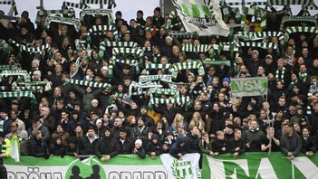 Efter att pyrotekniska pjäser avfyrades mot Västeråsläktaren och en efterföljande rusning från Djurgårdssupportrar i paus sköts starten av andra halvlek upp. När nya oroligheter uppstod i den 67:e matchminuten bröts matchen för gott. Foto: Fredrik Sandberg/TT