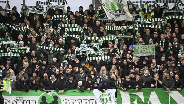 Efter att pyrotekniska pjäser avfyrades mot Västeråsläktaren och en efterföljande rusning från Djurgårdssupportrar i paus sköts starten av andra halvlek upp. När nya oroligheter uppstod i den 67:e matchminuten bröts matchen för gott. Foto: Fredrik Sandberg/TT