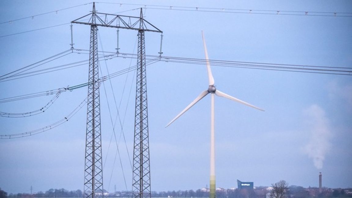 Vindkraft och elnät i Sverige. Experter varnar för att den snabba utbyggnaden skapar effektbrist. Foto: Johan Nilsson/TT.
