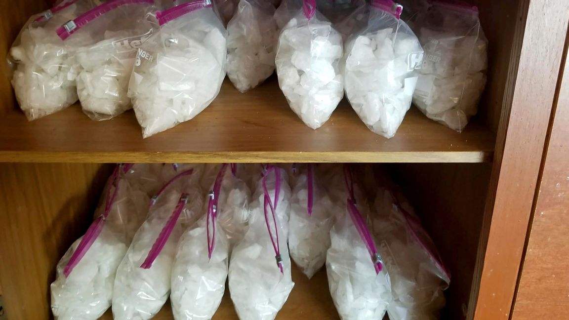 Den svenska polisen har beslagtagit 15 kilo metamfetamin. Bilden är från ett tillslag i USA. Arkivbild. Foto: Tulare County Sheriff's Office/AP/TT