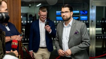 Jimmie Åkesson på väg in till TV4-utfrågningen. Foto: Cristine Olsson/TT