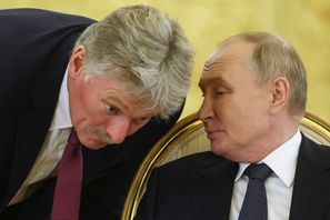 Kremls talesperson Dmitrij Peskov tillsammans med Rysslands president Vladimir Putin i höstas. Sergei Ilnitsky/AP/TT