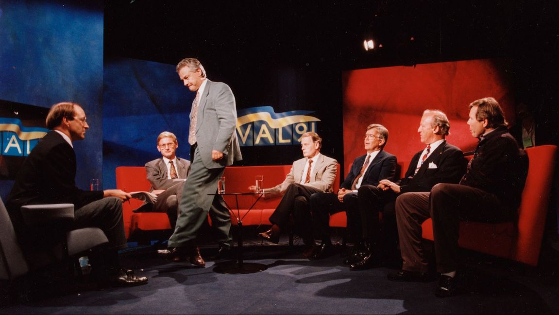 Året är 1991. Ny Demokrati har kommit in i riksdagen och partiets två ledare, Ian Wachtmeister och Bert Karlsson, har kommit in i teve-studion. Då lämnar Bengt Westerberg. Foto: Tomas Oneborg/TT