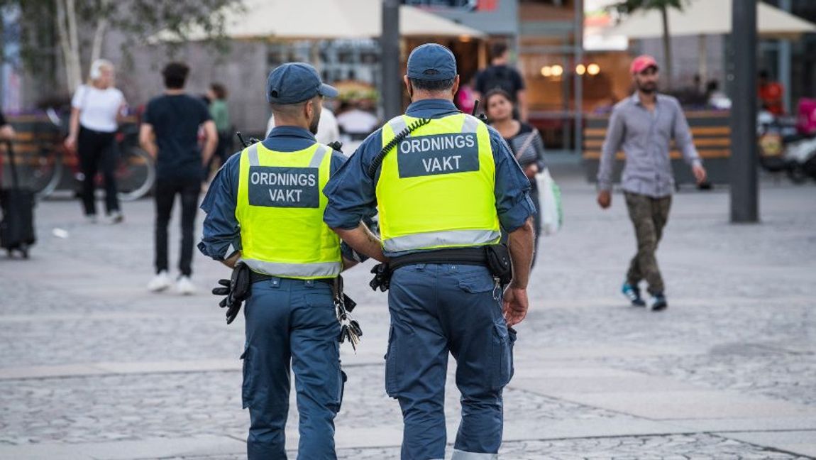 Två ordningsvakter patrullerar vid Medborgarplatsen på Södermalm i Stockholm. Foto: Fredrik Sandberg/TT. 