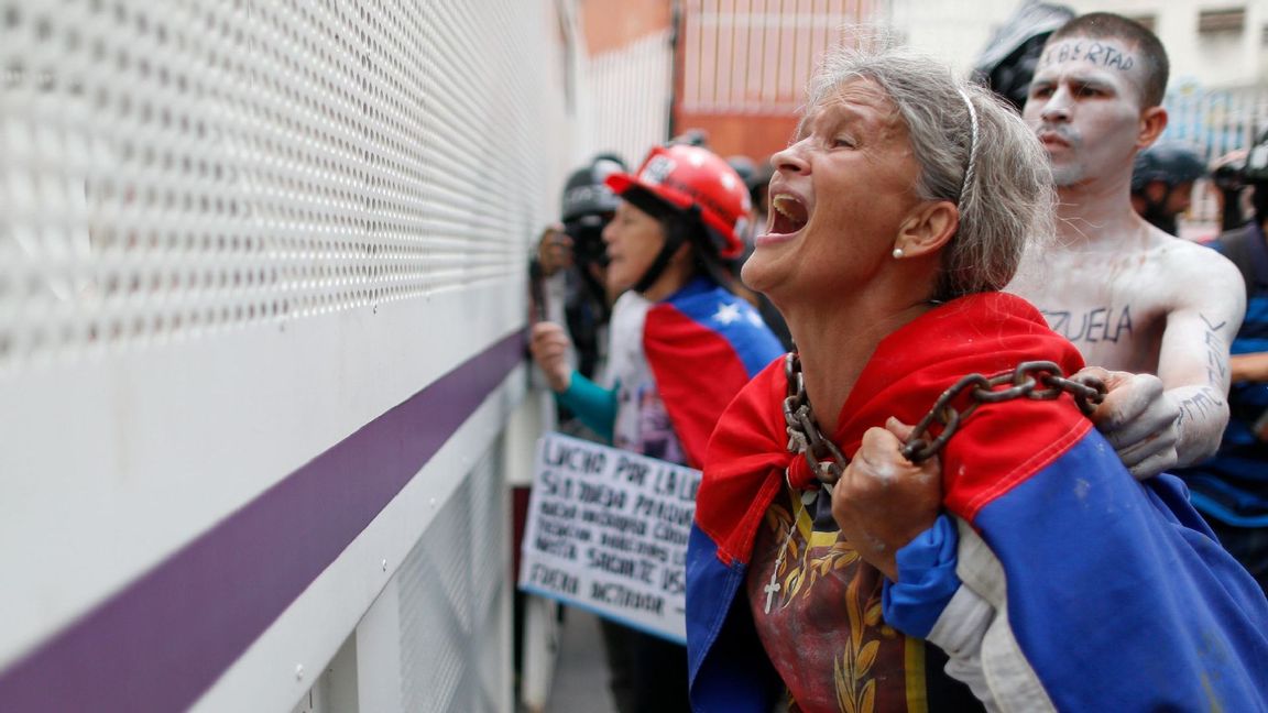 Venezolaner som protesterar mot president Maduro i Caracas, Venezuela. Foto: Ariana Cubillos/ TT