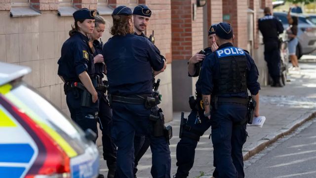 Poliser vid Möllevången i Malmö i samband med en utryckning förra torsdagen Foto: Johan Nilsson/TT