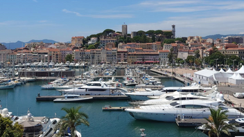 Vyn från pressterrassen i Cannes. Det klasslösa samhället är långt borta. Foto: Christer Samuelsson.