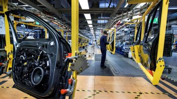 Förra veckan stoppade Volvo tillfälligt produktionen vid fabriken i Torslanda (på bilden) på grund av halvledarbrist. Ett tydligt exempel på de problem som diskuteras i artikeln. Foto: Thomas Johansson/TT