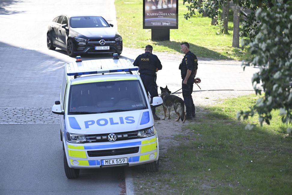 Poliser på plats efter mordet utomhus i Hagalund i Solna den 30 maj 2023. Foto: TT