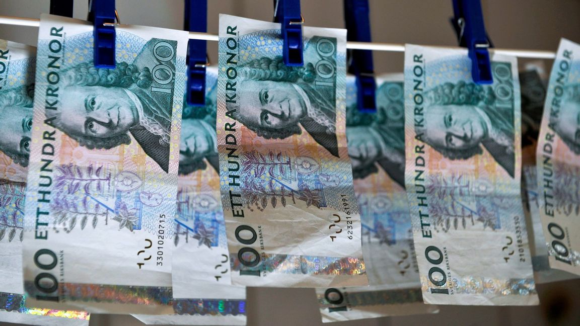 Tvättade hundrakronorssedlar på en tvättlina. Foto: Bertil Ericson / TT