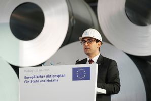 EU:s industrikommissionär Stéphane Séjourné under ett besök på Thyssenkrupps stålverk i tyska Duisburg i våras. Foto: Martin Meissner/AP/TT