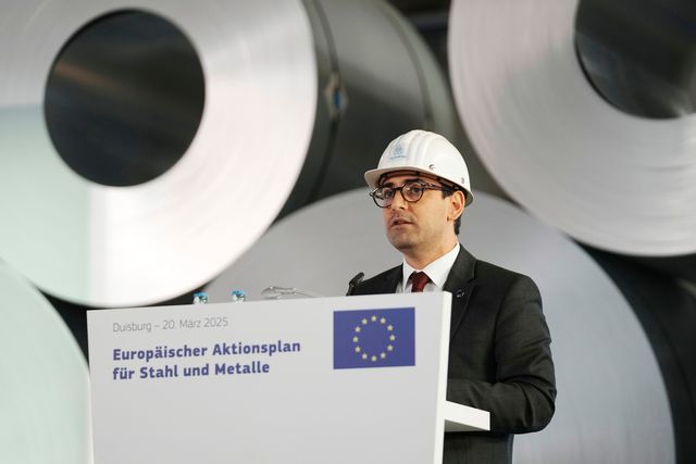EU:s industrikommissionär Stéphane Séjourné under ett besök på Thyssenkrupps stålverk i tyska Duisburg i våras. Foto: Martin Meissner/AP/TT