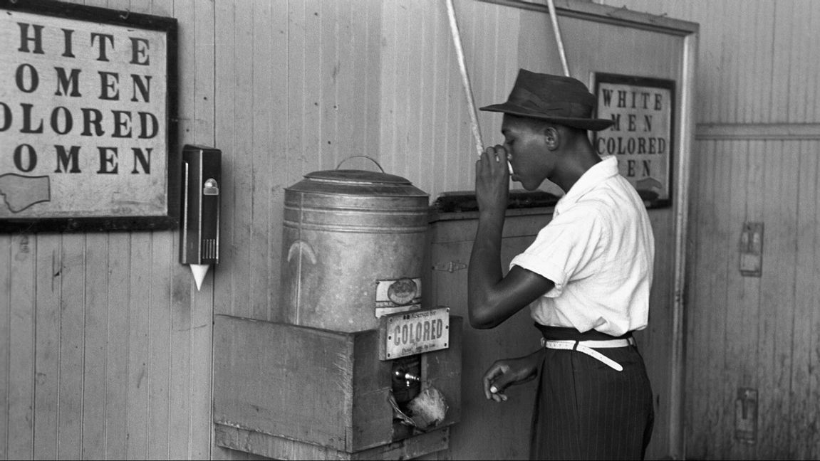 En svart man dricker ur en vattenfontän avsedd enbart för svarta i Oklahoma City 1939 Foto: Library of Congress