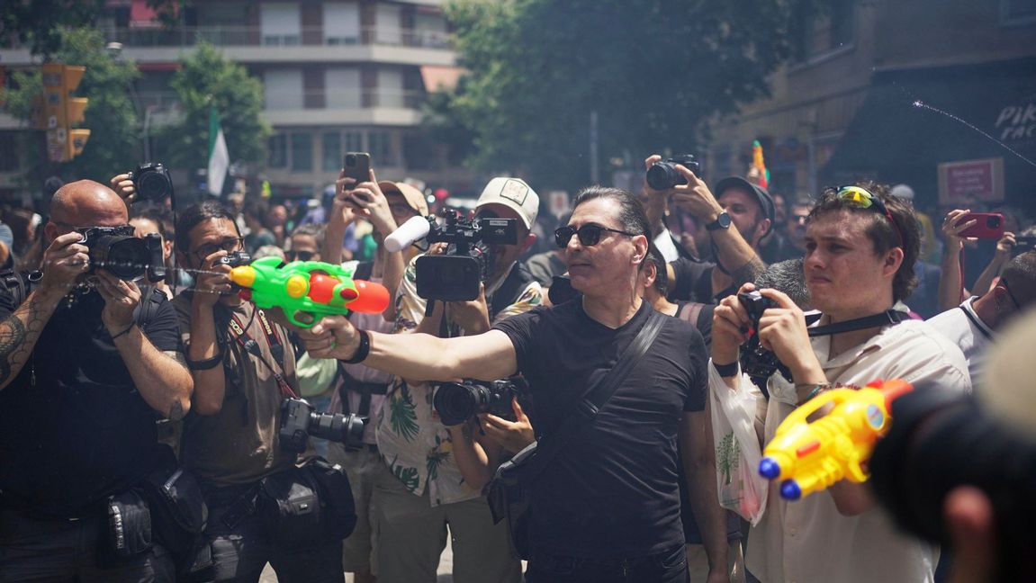 En demonstrant med vattenpistol protesterar mot massturismen i Barcelona den 15 juni, där aktivister kräver att ”få tillbaka sin stad” från turisterna. Foto: Pau Venteo/AP/TT