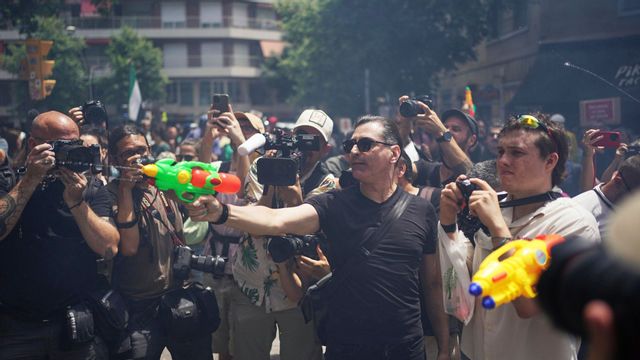 En demonstrant med vattenpistol protesterar mot massturismen i Barcelona den 15 juni, där aktivister kräver att ”få tillbaka sin stad” från turisterna. Foto: Pau Venteo/AP/TT